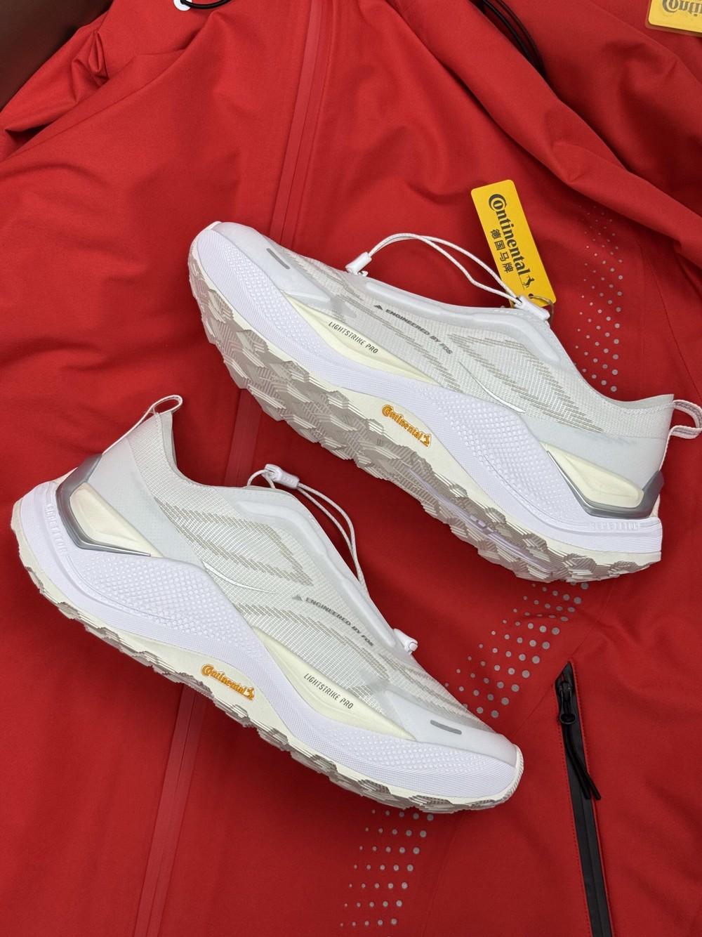 adidas HOLO PEAK 限量发售款已到店🔥手慢无的限量款,颜值和配置双双拉满!搭载
